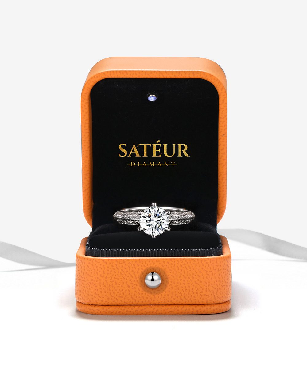 Satéur Royale Ring™, 18K White Gold, Round Cut